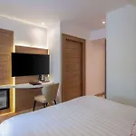Western Premier De Galles 4* Ментона